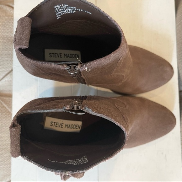 Steve Madden Tasseled Fringe Ohio Ankle Boots Suede Leather Taupe Size 7.5 - Picture 9 of 11